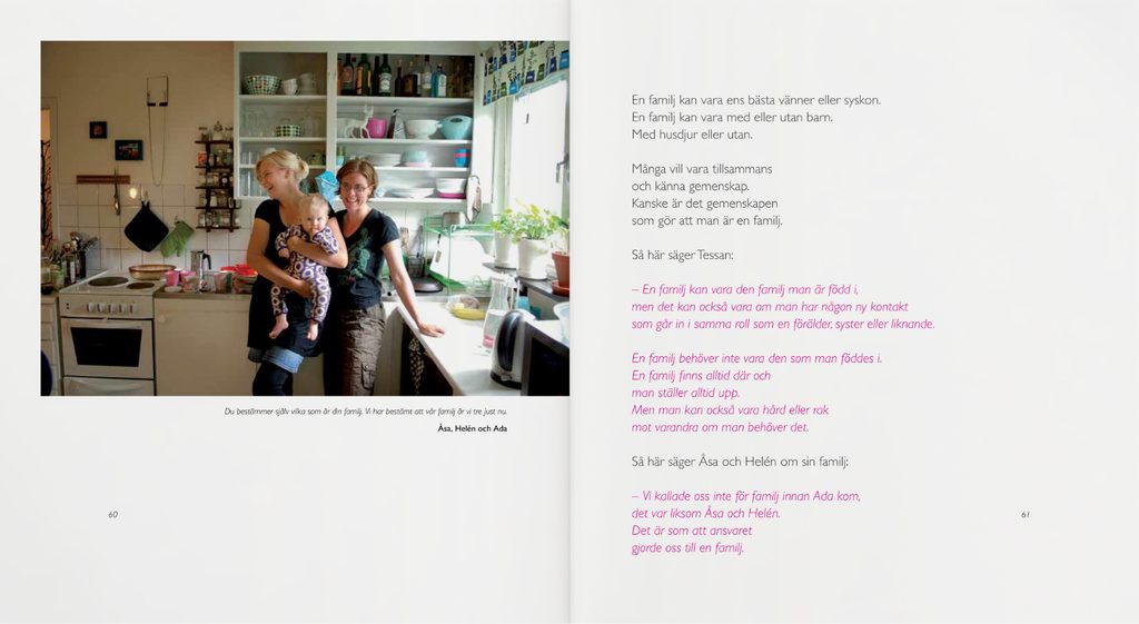 Uppslag ur boken med text om vad som gör en familj, samt ett foto på Åsa, Helén och barnet Ada tillsammans i ett kök.